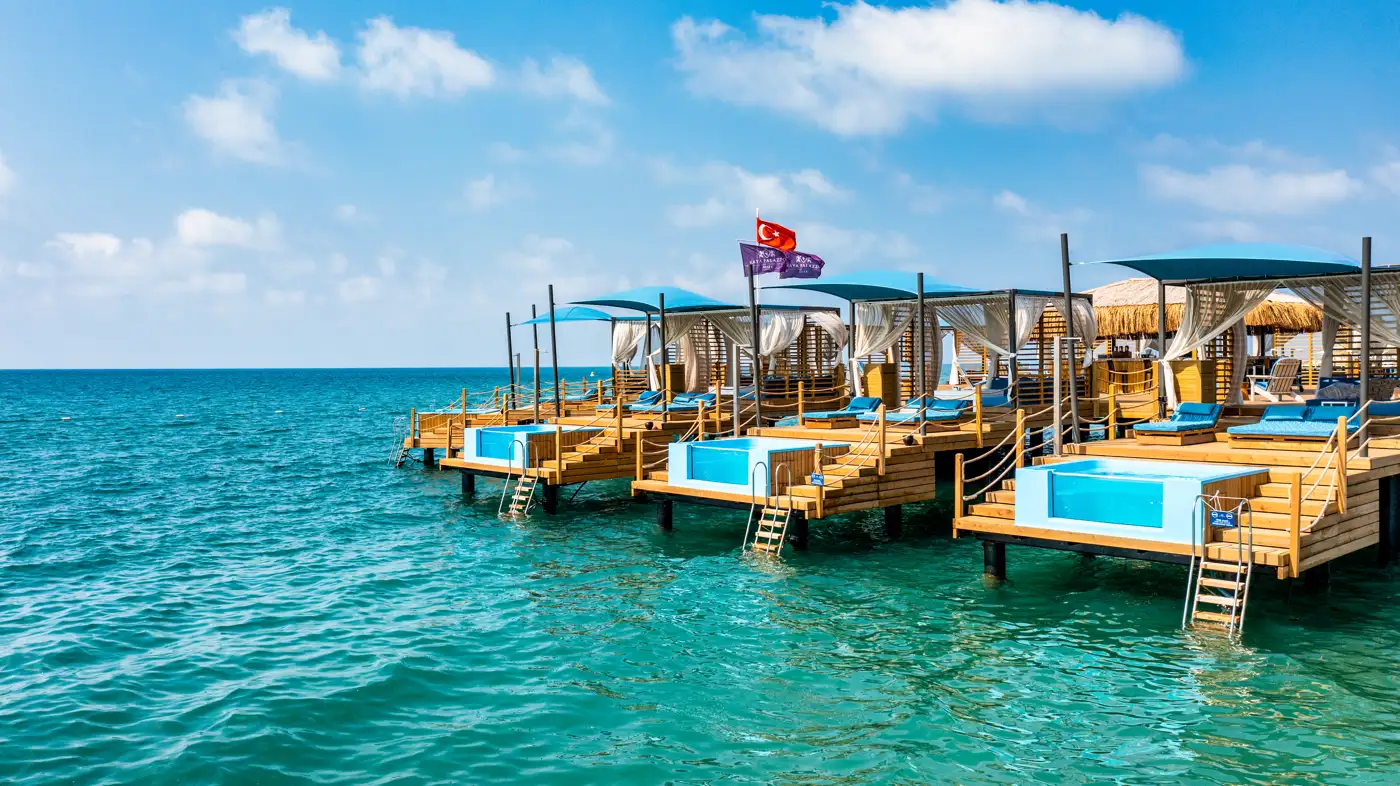 Kaya Palazzo Hotel jakuzili kabana ve VIP iskele